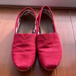 Tom’s size 8 red canvas shoes